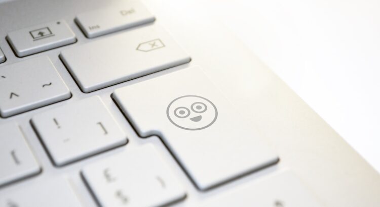 eine Laptoptatstatur mit Emoji