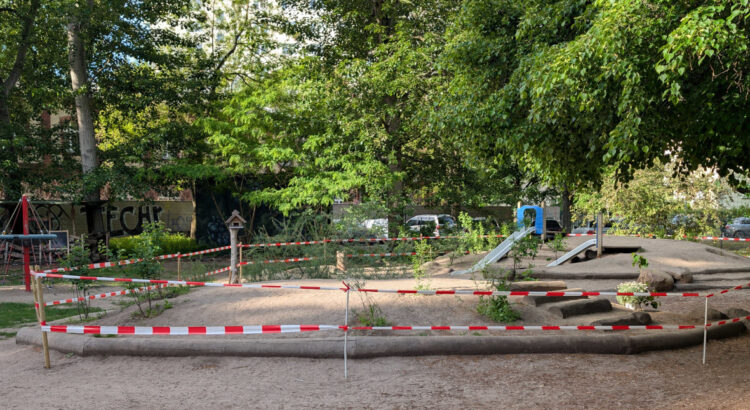 Gartenprojekt der Kita Jacoby Schwalbe. Ein mit Absperrband eingezäunter, runder Bereich, der außen mit Weidensträuchern bepflanzt wurde.