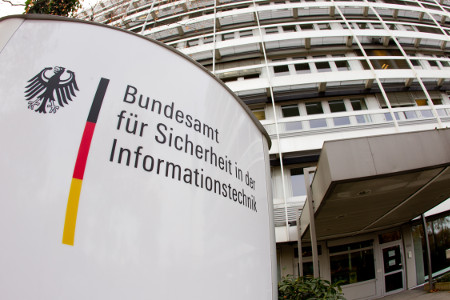 Geb&auml;udeeingang des Bundesamtes f&uuml;r Sicherheit in der Informationstechnik